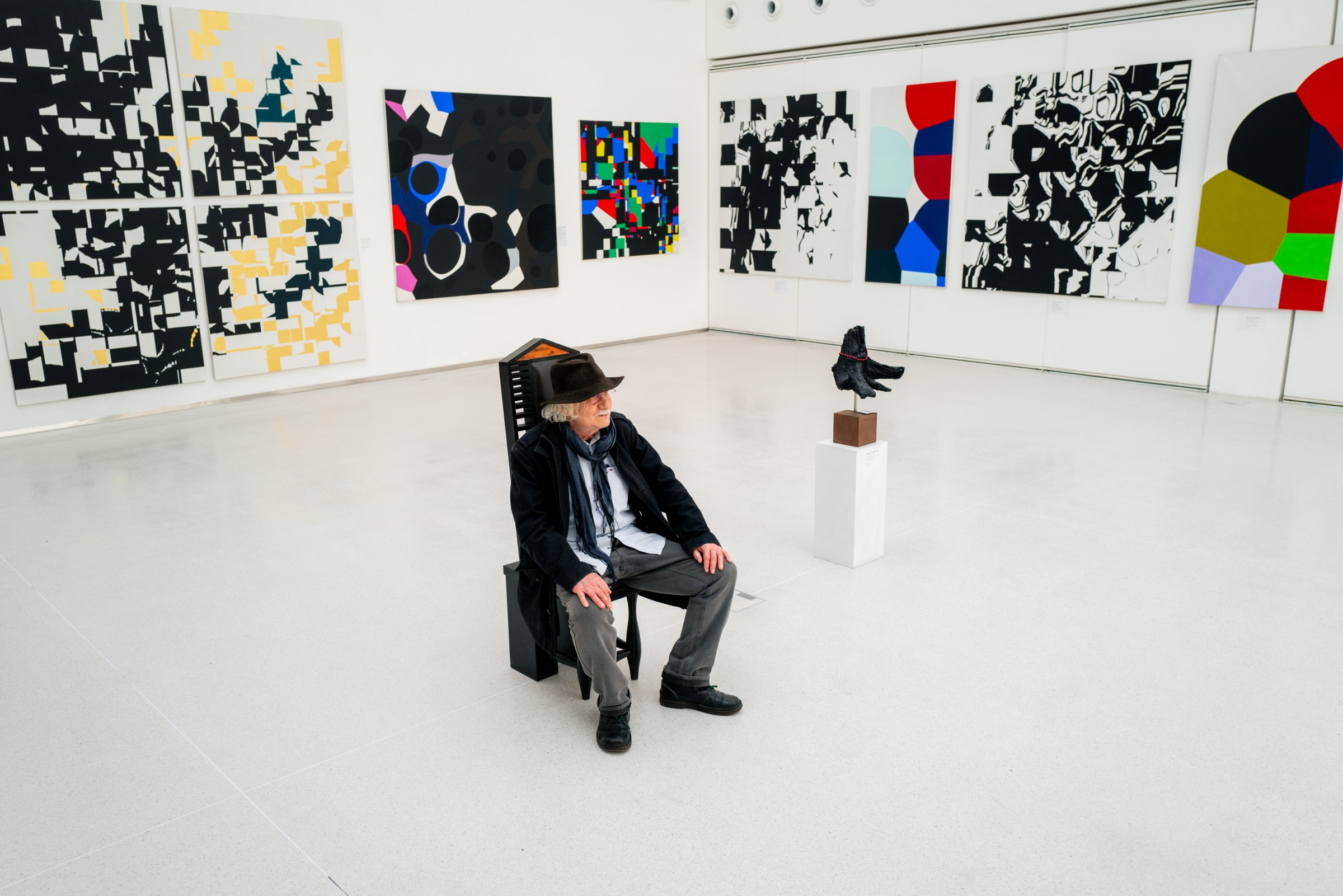 Radomír Leszczynski (*1945) na výstavě OKOUZLENI GEOMETRIÍ, Mánes, duben 2025